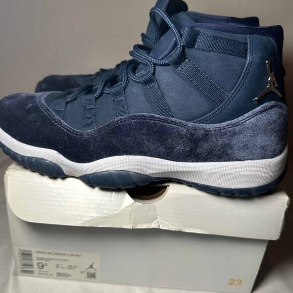 Size 9.5 - Wmns Air Jordan 11 Retro Midnight Navy Velvet Women's Shoes - Picture 9 of 10
